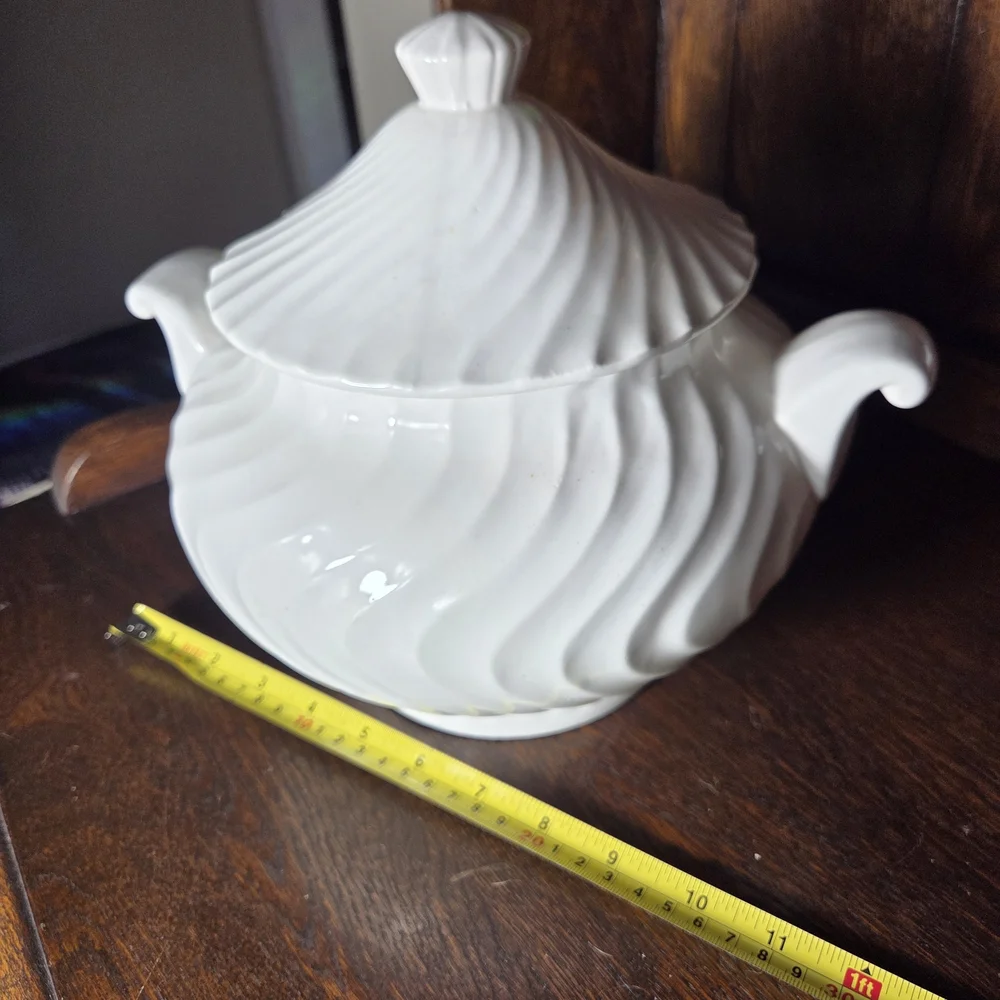 White Porcelain Covered Sugar Bowl with Swirl Motif